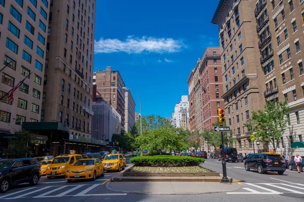 NUEVA YORK, EE.UU. - 22 DE NOVIEMBRE DE 2016: Hermosa vista de la ciudad de Nueva York con edificios a cada lado y una pequeña zona verde en medio de la calle en la ciudad de Nueva York Estados Unidos — Foto de Stock