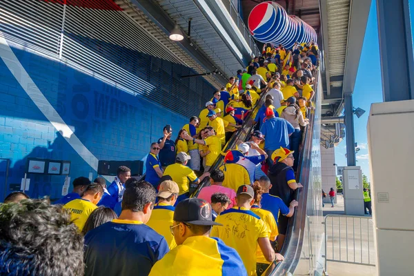 NUEVA YORK, EE.UU. - 22 DE NOVIEMBRE DE 2016: Aficionados ecuatorianos no identificados en la línea para entrar al Estadio Metlife para ver el partido de fútbol en Nueva York — Foto de Stock