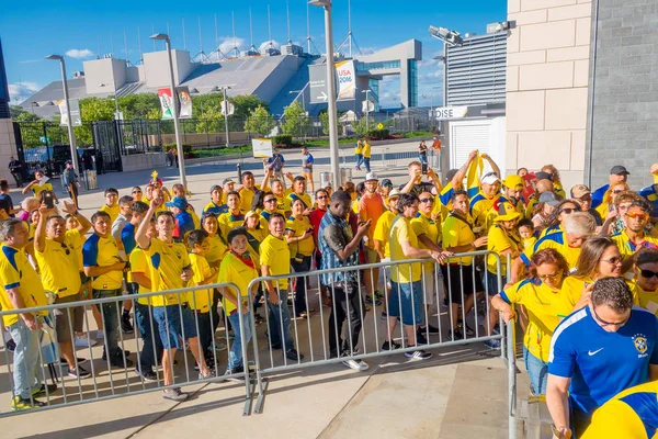 NUEVA YORK, EE.UU. - 22 DE NOVIEMBRE DE 2016: Aficionados ecuatorianos no identificados en la línea para entrar al Estadio Metlife para ver el partido de fútbol en Nueva York — Foto de Stock