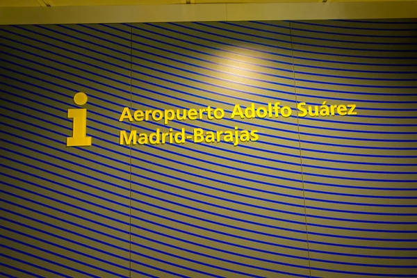 MADRID, ESPANHA - 18 AGOSTO 2017: Sinal informativo do aeroporto de Madrid Barajas, principal aeroporto internacional da capital da Espanha de Madrid, em Madrid, Espanha — Fotografia de Stock