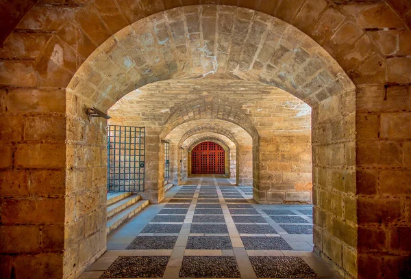 Palma De Mallorca, İspanya - 18 Ağustos 2017: Katedrali, Santa Maria, Palma La Seu Palma de Mallorca, İspanya güzel bir mavi gökyüzünde iç görünümü