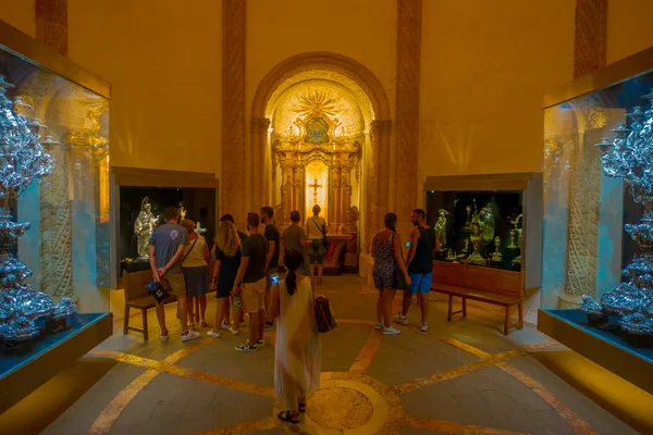 パルマ ・ デ ・ マリョルカ、スペイン - 2017 年 8 月 18 日: 不明の人が大聖堂のサンタマリアのパルマ La Seu スペインのパルマ ・ デ ・ マリョルカでの内部の眺めを楽しんで — ストック写真