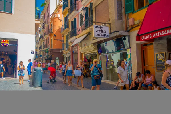 PALMA DE MALLORCA, SPANIEN - AUGUST 18 2017: Uidentificerede mennesker går og køber på gaden i den gamle by Palma de Mallorca, Spanien - Stock-foto