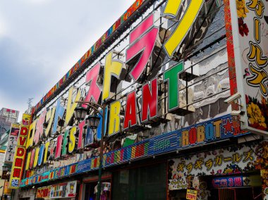 Hakone, Japonya - 02 Temmuz 2017: Tokyo, Japonya Shinjuku semtinde yer alan robot Restoran renkli iz. Tokyo Japonya sermaye şehir olduğunu. Onun metro alanında 37.8 milyon kişi yaşıyor