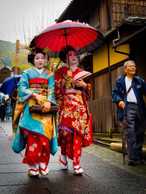 Hakone, Japonya - 02 Temmuz 2017: bir kymono giyen ve kiraz çiçekleri ile Higashiyama bölgesinde bahar Kyoto'da yürüyüş kimliği belirsiz kadın