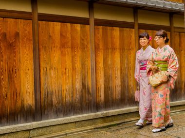 Hakone, Japonya - 02 Temmuz 2017: bir kymono giyen ve kiraz çiçekleri ile Higashiyama bölgesinde bahar Kyoto'da yürüyüş kimliği belirsiz kadın