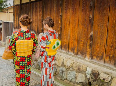 Hakone, Japonya - 02 Temmuz 2017: bir kymono giyen ve kiraz çiçekleri ile Higashiyama bölgesinde bahar Kyoto'da yürüyüş kimliği belirsiz kadın