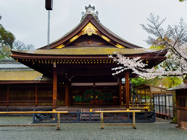 HAKONE, JAPÃO - JULHO 02, 2017: Vista panorâmica das belas flores de cerejeira Sakura na majestosa Kiyomizu-dera, um famoso templo budista em Kyoto — Fotografia de Stock