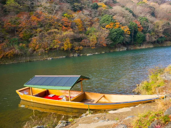 Barco en un lago en otoño paisaje, amarillo, naranja y rojo Árboles y hojas de otoño, follaje colorido en el parque de otoño en Kyoto —  Fotos de Stock
