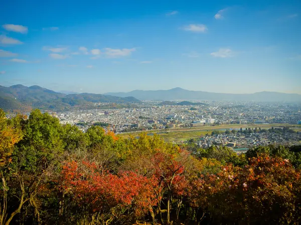 Hermosa vista del paisaje desde el parque hanami durante la temporada de otoño en Kyoto —  Fotos de Stock