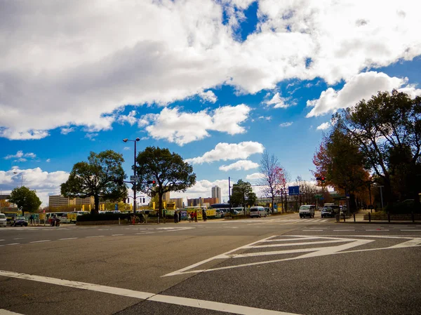 Bela vista de um parque de Osaka localizado perto da cidade em Osaka — Fotografia de Stock