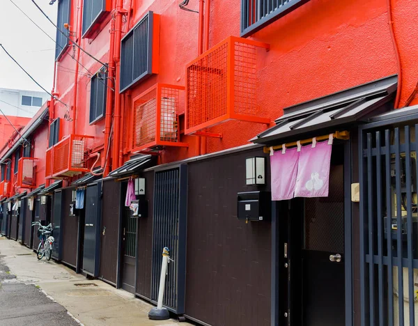 Hakone, Japan - 02 juli 2017: Nieuwe en mooie rode appartementen in Hakone — Stockfoto