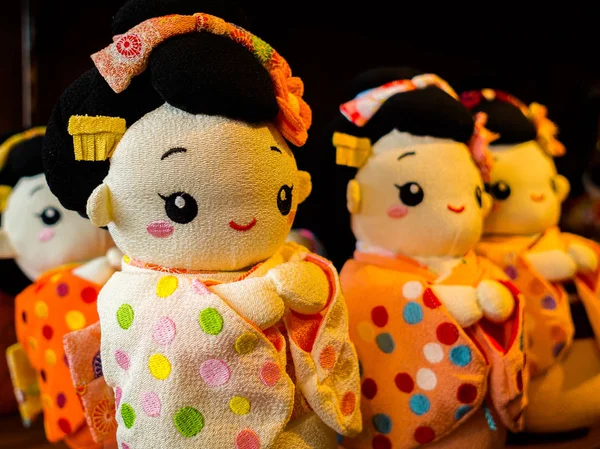 АКОНЕ, Япония - 02 июля 2017 года: Японские традиционные японские куклы на размытом фоне массового производства продукции. Селективный фокус в магазине в Ханами Киото — стоковое фото