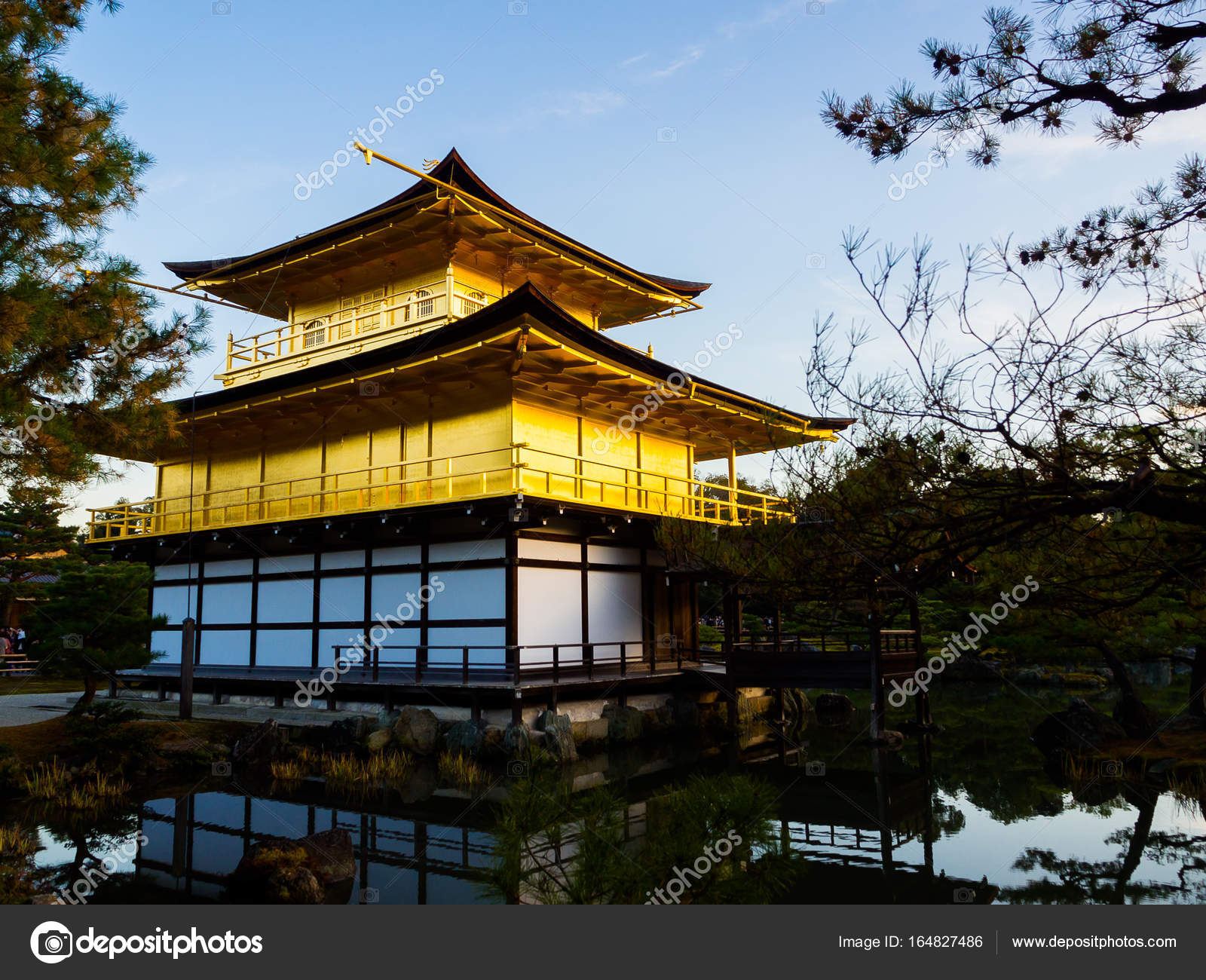 Hakone Japao Julho 02 17 Iluminacao Natural No Templo Kinkakuji Pavilhao Dourado E Seu Belo Parque Circundante Em Kyoto Fotografia De Stock Editorial C Pxhidalgo