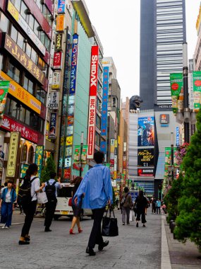 Hakone, Japonya - 02 Temmuz 2017: kimliği belirsiz kişi, Hakone şehir sokakları, yürüyüş