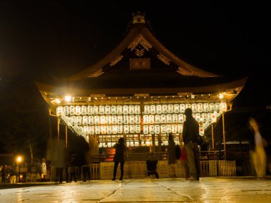 Hakone, Japonya - 02 Temmuz 2017: fotoğraf çekmek ve hanami Kyoto bulunan gece fener ışıkları zevk tanımlanamayan kişi