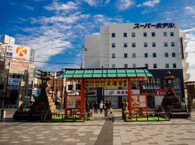 Osaka, Japonya - 02 Temmuz 2017: kimliği belirsiz kişiler için yeşil ışık city Osaka dowtown, bekleyen