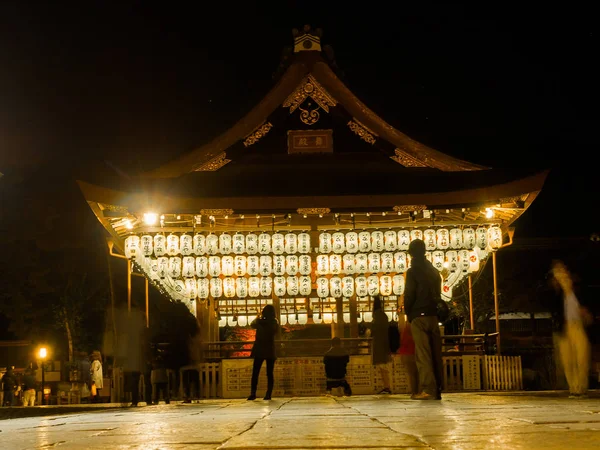 Hakone, Japonya - 02 Temmuz 2017: fotoğraf çekmek ve hanami Kyoto bulunan gece fener ışıkları zevk tanımlanamayan kişi