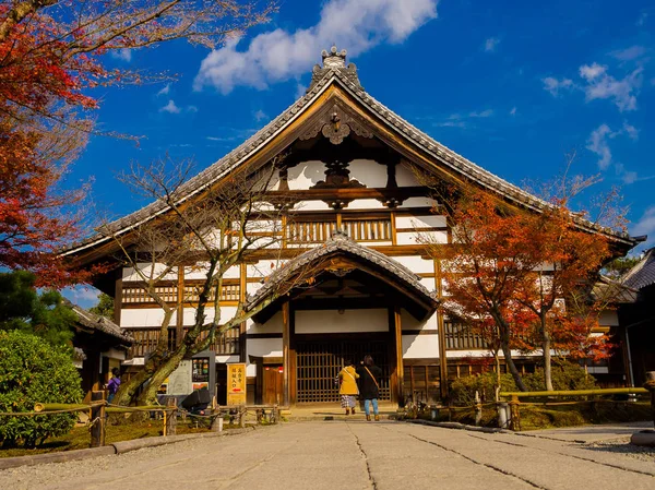 HAKONE, JAPÃO - JULHO 02, 2017: Pessoas não identificadas caminhando para uma igreja antiga localizada em Kioto — Fotografia de Stock