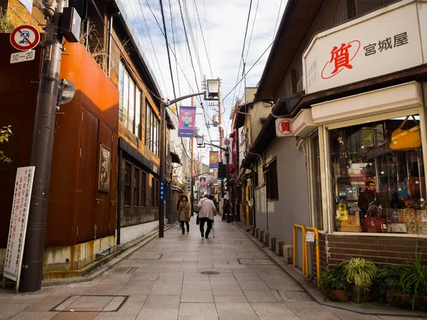 Osaka, Japonya - 02 Temmuz 2017: yakınındaki şehir Osaka dowtown kimliği belirsiz insanlar