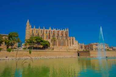 Palma De Mallorca, İspanya - 18 Ağustos 2017: Katedrali, Santa Maria, Palma La Seu muhteşem mavi gökyüzü, Palma de Mallorca'da orta çeşme ile yapay bir su birikintisi içinde güzel manzarasına