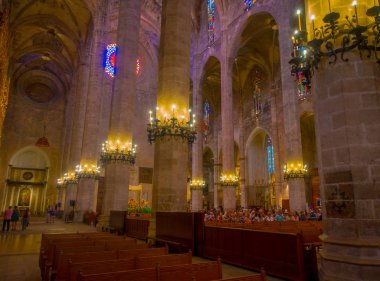 Palma De Mallorca, İspanya - 18 Ağustos 2017: Muhteşem görünümünü iç katedral, Santa Maria, Palma La Seu Palma de Mallorca, İspanya
