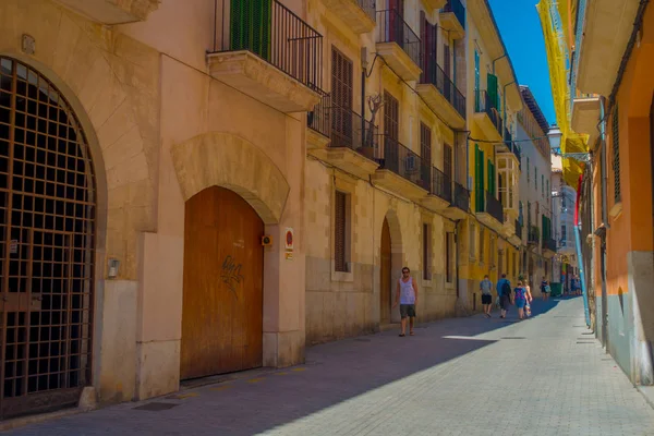 Пальма-де-Мальорка, Іспанія - 2017 18 серпня: Невідомі люди, що йдуть на вулицях Старого міста Пальма де Майорка, Іспанія — стокове фото
