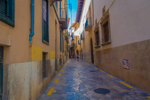 PALMA DE MALLORCA, ESPAÑA - 18 AGOSTO 2017: Personas no identificadas caminando por las calles del casco antiguo de Palma de Mallorca, España — Foto de Stock