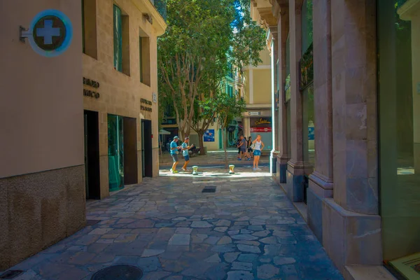 PALMA DE MALLORCA, ESPAÑA - 18 AGOSTO 2017: Calle en el casco antiguo de Palma de Mallorca, España — Foto de Stock