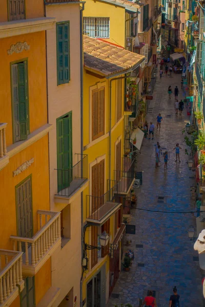 PALMA DE MALLORCA, ESPAÑA - 18 AGOSTO 2017: Vista aérea de personas no identificadas caminando por las calles del casco antiguo de Palma de Mallorca, España — Foto de Stock
