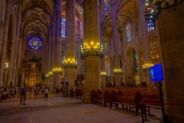 Palma De Mallorca, İspanya - 18 Ağustos 2017: Katedrali, Santa Maria, Palma La Seu Palma de Mallorca, İspanya İç manzarayı tanımlanamayan kişi