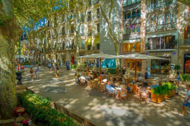 Palma De Mallorca, İspanya - 18 Ağustos 2017: Üstten görünüm kimliği belirsiz kişi Boulevard tarihi Palma de Mallorca, İspanya, Avrupa'nın, yürüyüş