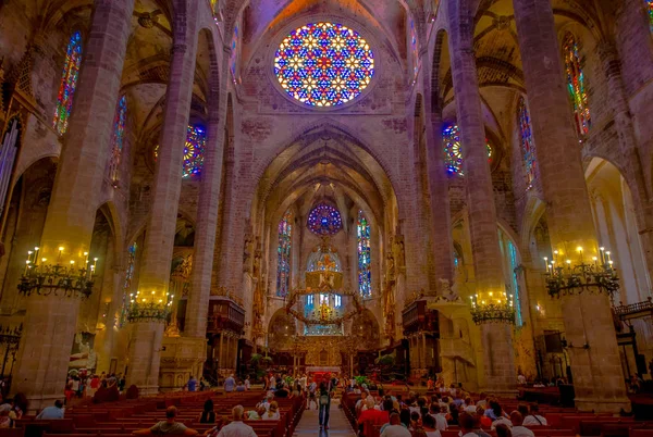 PALMA DE MALLORCA, ESPAGNE - 18 AOÛT 2017 : Vue intérieure de la cathédrale Santa Maria de Palma La Seu à Palma de Majorque, Espagne — Photo