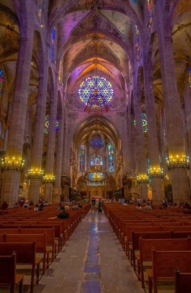 Palma de mallorca, spanien - 18. august 2017: innenansicht der kathedrale von santa maria von palma la seu in palma de mallorca, spanien — Stockfoto