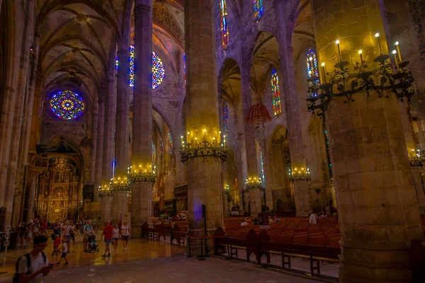 PALMA DE MALLORCA, ESPAÑA - 18 AGOSTO 2017: Personas no identificadas disfrutando de la vista interior de la Catedral de Santa María de Palma La Seu en Palma de Mallorca, España — Foto de Stock