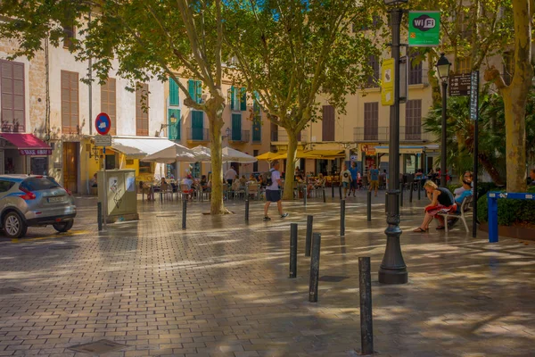 Palma De Mallorca, Spanyolország - augusztus 18 2017: Azonosítatlan emberek séta a Boulevard született, Palma de Mallorca, Spanyolország, Európa — Stock Fotó