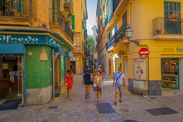 PALMA DE MALLORCA, ESPAÑA - 18 AGOSTO 2017: Personas no identificadas caminando y comprando en las calles del casco antiguo de Palma de Mallorca, España — Foto de Stock