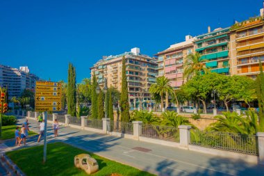 Palma De Mallorca, İspanya - 18 Ağustos 2017: tarihi merkezi Palma de Mallorca, İspanya bir parkta yürüyüş tanımlanamayan kişi