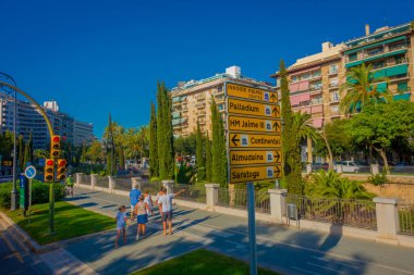 Palma De Mallorca, İspanya - 18 Ağustos 2017: tarihi merkezi Palma de Mallorca, İspanya bir parkta yürüyüş tanımlanamayan kişi