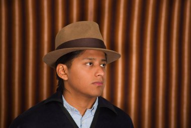 Portre fotoğraf geleneksel şapka ve panço Otavalo, Ekvador üzerinden giyen yerli genç adam