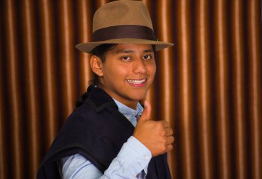 Panço üzerinden Otavalo, Ekvator ve geleneksel şapka giyen yerli genç adam portresi