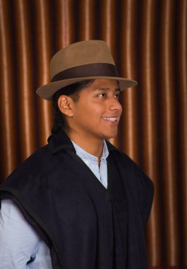 Panço üzerinden Otavalo, Ekvator ve geleneksel şapka giyen yerli genç adam portresi