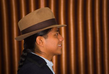 Genç adam--dan Ekvador dağlarında geleneksel kıyafetlerle portresi kapatın