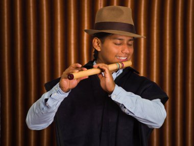 Otavalo, Ekvator da flüt çalmaya, genç adam