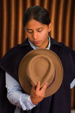 Genç yerli latin Amerika adam portresi kapatın