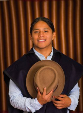 Genç yerli latin Amerika adam portresi kapatın