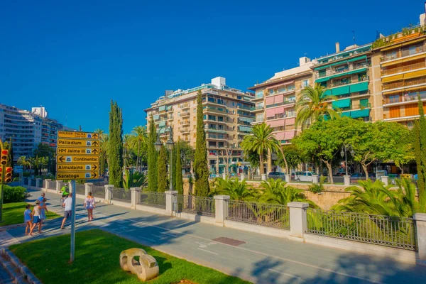 Palma De Mallorca, İspanya - 18 Ağustos 2017: tarihi merkezi Palma de Mallorca, İspanya bir parkta yürüyüş tanımlanamayan kişi