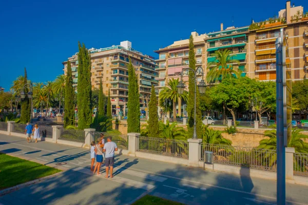 Palma De Mallorca, İspanya - 18 Ağustos 2017: tarihi merkezi Palma de Mallorca, İspanya bir parkta yürüyüş tanımlanamayan kişi