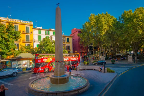 Palma De Mallorca, İspanya - 18 Ağustos 2017: tarihi merkezi Palma de Mallorca, İspanya sokaklarda yürüyüş tanımlanamayan kişi