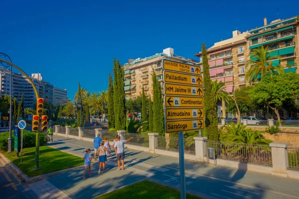 Palma De Mallorca, İspanya - 18 Ağustos 2017: tarihi merkezi Palma de Mallorca, İspanya bir parkta yürüyüş tanımlanamayan kişi